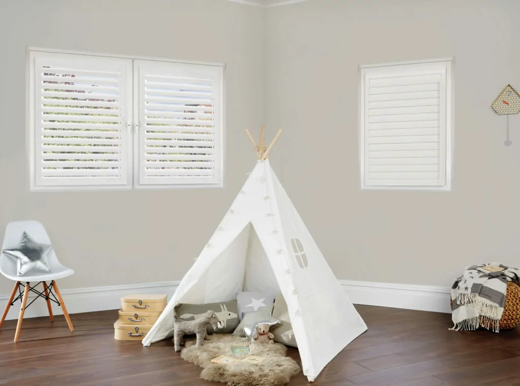 LL_2023_Perfect_Fit_Shutters_Lite_Cotton_White_Kids_Room_Beige-Wall